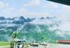 Một chiếc bãi đỗ xe với view suất sắc của H'mong Village, mọi thứ cứ như tranh vẽ vậy!