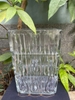 Bình hoa thủy tinh dáng vuông vân sóng KT 9x13,5x20cm GHA913