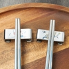 Set 2 đôi đũa inox kèm kê đũa hình hoa phong cách Nhật