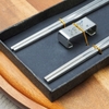Set 2 đôi đũa inox kèm kê đũa hình hoa phong cách Nhật