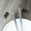 Set 2 đôi đũa inox kèm kê đũa hình hoa phong cách Nhật