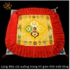 Ở giữa là biểu tượng chày kim cang