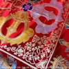 |100x110cm| Khăn trải bàn mật tông cỡ to vải gấm Tây Tạng cao cấp thêu chày kim cang kép và bát kiết tường (bát cát tường) - KTB012