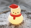 Tượng người tuyết có đèn sáng.