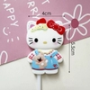 Tượng nhựa dẻo - KITTY đeo túi gấu.