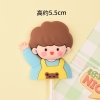 Tượng nhựa dẻo loại dày-bé trai áo  xanh vàng giơ tay.