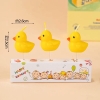 Vỉ 3 cây nến con vịt màu vàng.