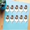 Set 50 thẻ giấy có chân cắm-bé GÁI CỬ NHÂN (MẪU 6 -cầm tài liệu cuộn).