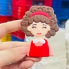 Tượng nhựa dẻo- mẹ áo đỏ tóc xoăn.