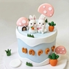 Đôi thỏ nhựa trắng (cầm carrot và đeo túi hồng).