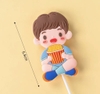 Tượng nhựa dẻo - Bé TRAI áo xanh ăn bỏng ngô.