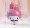 Tượng nhựa mèo Melody tai thỏ.