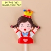 Tượng bé GÁI áo đỏ đội mũ vương miện (silicon).