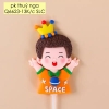 Tượng bé TRAI áo vàng đội mũ vương miện (SILICON).