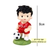 Em bé trai quần áo đỏ bóng đá (sứ).