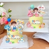 Combo 5 set giấy SX - Bé GÁI áo yếm hồng, giơ tay phát biểu và 1 tay cầm kẹo mút.