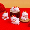 Set 4 mèo nhựa đội thỏi vàng.