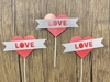 Set giấy 3 cây cắm trái tim đỏ gắn chữ love.