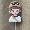 Tượng nhựa dẻo -  cô gái áo trắng đội mũ đeo túi.