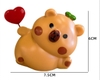 Tượng capybara nhựa cầm trái tim đỏ.