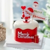 Tượng nhựa ông già noel cầm trái tim đỏ.
