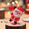Tượng nhựa ông già noel cầm trái tim đỏ.