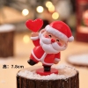 Tượng nhựa ông già noel cầm trái tim đỏ.