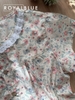 Đùi cổ ren nút gỗ chất cotton mềm, kem hoa