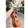dan-ukulele-concert-stiller-uk-2302-full-mahogany-vien-kham-do