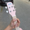 dan-ukulele-concert-daisy-jeni-thiet-ke-cao-cap-am-thanh-vuot-troi-ukulele-daisy