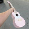 dan-ukulele-concert-daisy-jeni-thiet-ke-cao-cap-am-thanh-vuot-troi-ukulele-daisy