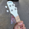 dan-ukulele-concert-daisy-jeni-thiet-ke-cao-cap-am-thanh-vuot-troi-ukulele-daisy