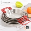 Chảo inox quai đỏ trưng bày đồ ăn mang đặc trưng phong cách Hàn Quốc