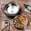 Chảo inox quai đỏ trưng bày đồ ăn mang đặc trưng phong cách Hàn Quốc