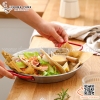Chảo inox quai đỏ trưng bày đồ ăn mang đặc trưng phong cách Hàn Quốc