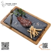 Đĩa đá đen kèm đế gỗ hình chữ nhật trưng bày steak, thịt bò, sushi đồ ăn hoặc hoa quả các loại