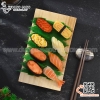 Khay gỗ vành cong cách điệu bày sushi sashimi
