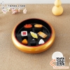 Khay bày gỏi cá hồi, đồ sống sashimi, sushi màu vàng dáng khum đặc trưng phong cách Nhật