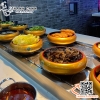 Khay bày gỏi cá hồi, đồ sống sashimi, sushi màu vàng dáng khum đặc trưng phong cách Nhật