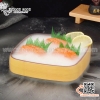 Đĩa nhựa vuông bày sushi, cá hồi, sashimi màu vàng bóng kèm vỉ tách nước