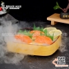 Đĩa nhựa vuông bày sushi, cá hồi, sashimi màu vàng bóng kèm vỉ tách nước