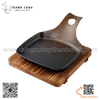 Đĩa nướng gang cách điệu , hình bản cuốc vẩy sơn đi kèm đễ gỗ cách nhiệt
