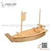 Thuyền gỗ bày gỏi cá