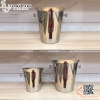 Xô ngâm rượu vang inox miệng loe, thân trơn, có hai núm cầm hai bên với hai màu sắc khác nhau