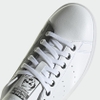 giay-adidas-nam-nu-chinh-hang-disney-cruella-stan-smith-trang-den-japansport-hp5