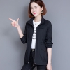 Mã D458: áo khoác gió nữ trung niên xuân thu