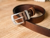 Thắt lưng khóa bạc cổ dây da bò nâu sáp nguyên miếng, đỉa cài kim loại phong cách Retro Manuk Leather | Chất liệu khóa Đồng xử lý chuyển bạc
