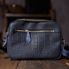 Túi đeo chéo da bò vân cá sấu xanh navy 2 ngăn zip cầm tay 7in - Clutch Bag v2 Manuk Leather