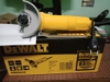 Máy mài 100mm-850W Dewalt DWE8200S