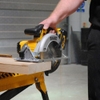 Máy cưa đĩa dùng pin 20V Max DEWALT DCS391M2